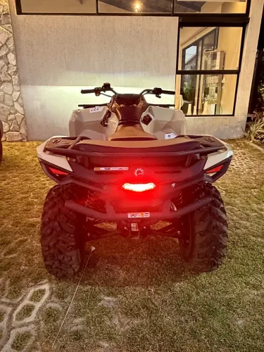 Can-Am Outlander PRO HD5 4x4 - apenas 1.052 km - estado de zero
