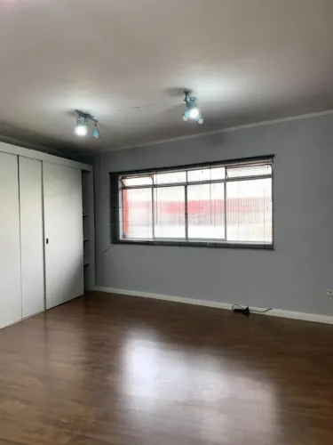 Sala para locação, 35m² com banheiro interno, prédio comercial com duas entradas, Boa Vist