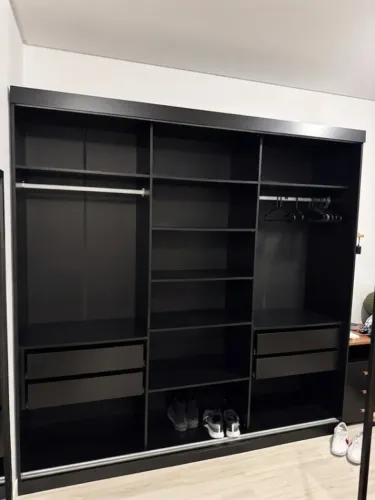 Guarda-Roupa Tok&Stok Preto 3 Módulos Portas de Correr - Cabideiro Duplo