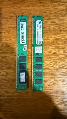 Uma memória kingstom é uma memória txrui 4gb cada