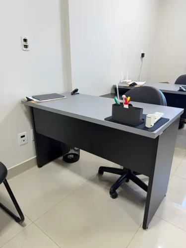 MESA RETANGULAR EMPRESARIAL 120cm x 60cm | Cinza Sagrado e Apoio Preto)