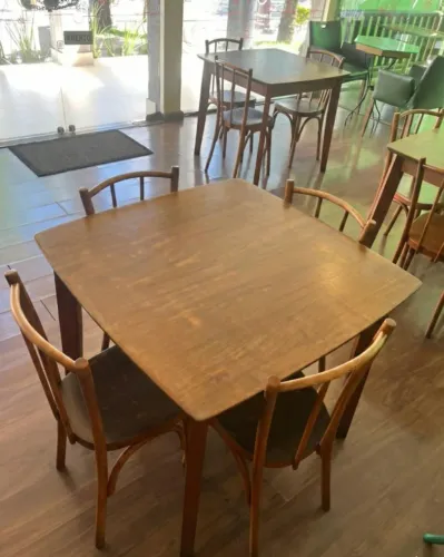 Mesa de Madeira Maciça - 4 Lugares (85 X 85cm)