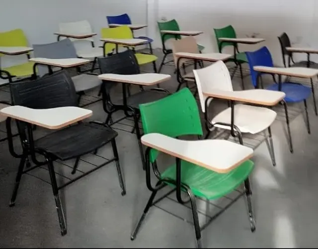 Cadeira escolar de braço,bastante resistente,com acento plástico 