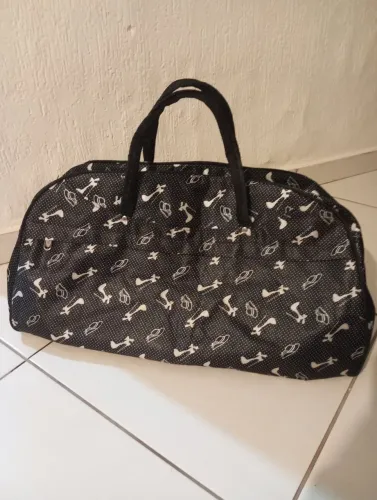 Bolsa de mão para viagem, com zíper.Forrada e com bolsa lateral com zíper.Perfeito estado