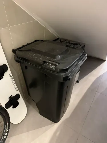 Lixeira 240 L com rodinhas. Sem uso!
