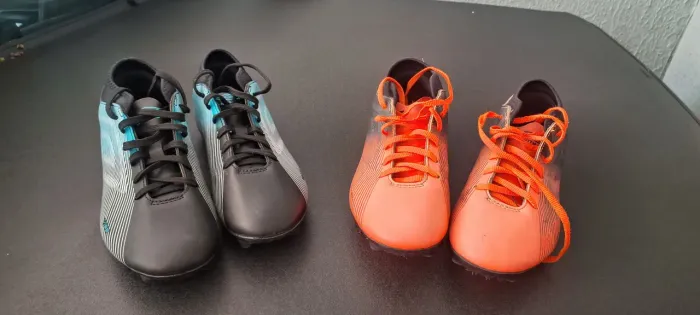 Chuteiras Umbro seminovas tamanho 39. $100 cada.