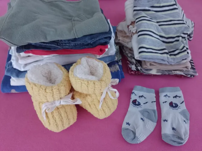 Lote 02 roupas de bebê menino G 18 pcs+ pantufa e meia 