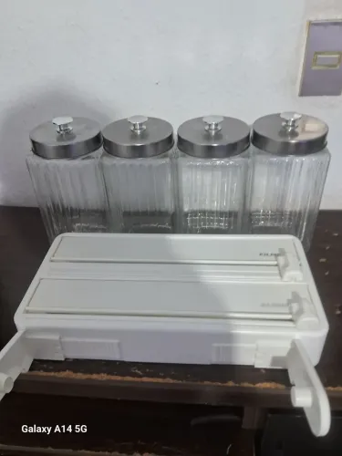 Vendo 4 potes de vidro grandes e um porta rolo 3×1