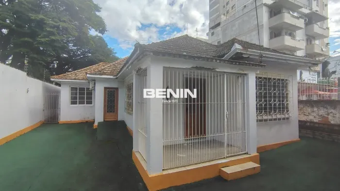 Casa comercial 02 dormitórios, anexo nos fundos com 03 salas e amplo pátio. Casa comercial