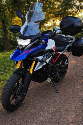 BMW G 310 GS 2024 repleta em acessórios.