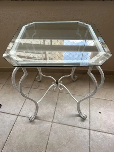 Mesa de canto estilo retrô decorativa.
