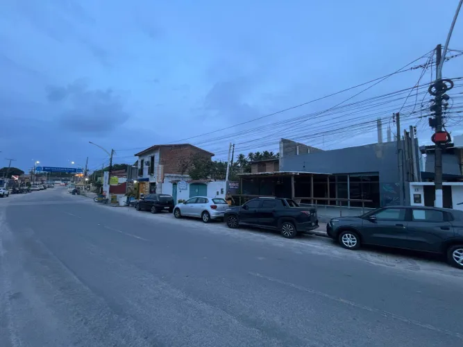 Aluga-se  excelente ponto comercial em localização privilegiada na praia do francês.