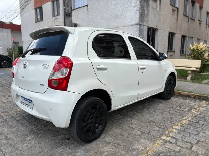 Toyota Etios X 1.3 Flex 16V 5P Mec. 2014