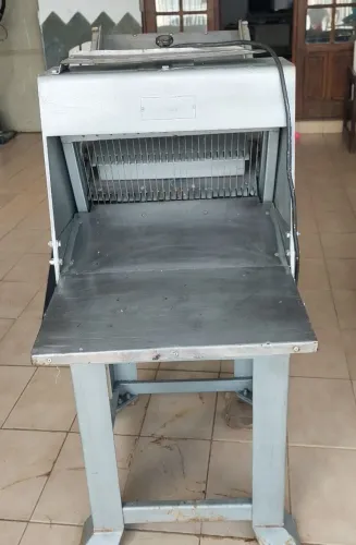Fatiadora de pão de forma