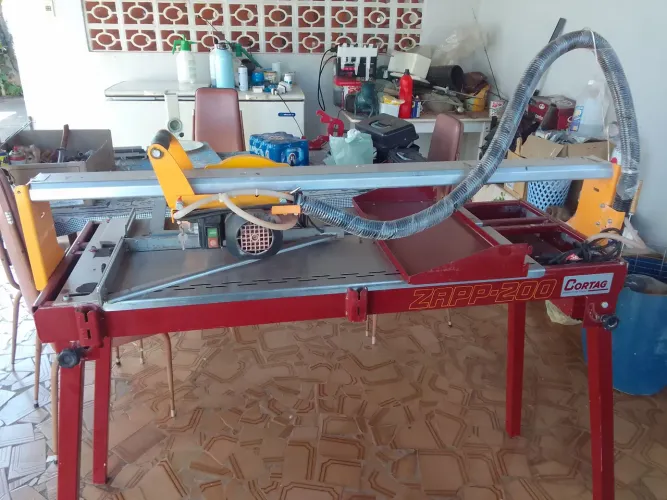 Vende-se uma refiladeira de piso ou porcelanato.