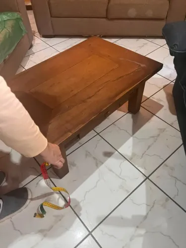 Mesa de centro de madeira de demolição.