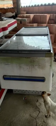 Vendo uma ilha refrigerador funcionando perfeitamente.