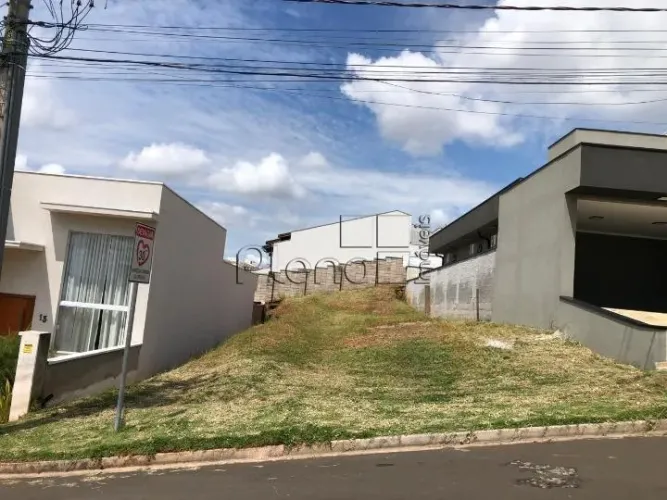 Terreno à Venda no Condomínio Porto do Sol em Valinhos, no bairro Lenheiro.