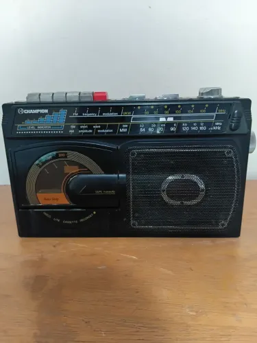 Raridade! Rádio Antigo funcionando perfeitamente, AM, FM e TOCA FITAS.