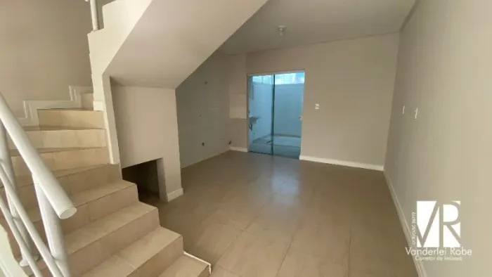 Sobrado à venda em Camboriú | 2 dormitórios com sacada | Santa Regina | Garagem e churrasq