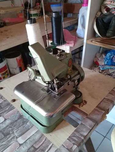Máquina de costura overlock industrial