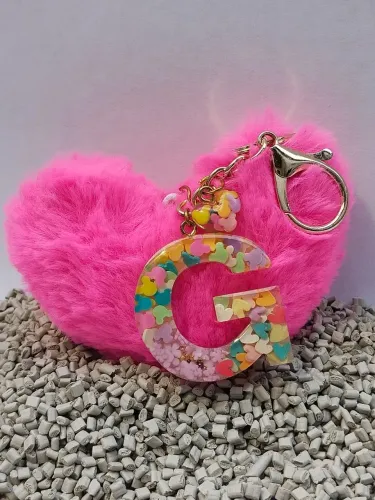 Chaveiro com Pompom Coração + Letra em Resina ?