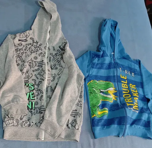 Vendo 2 Jaquetas e 4 Calças Moletom Menino