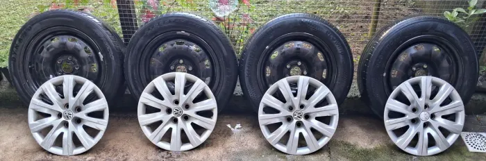 Vendo Rodas de ferro aro 15 com pneus 195-60-15, furação 5x100 com calotas.