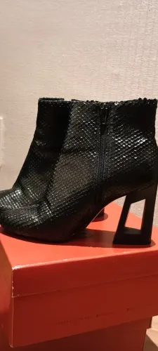 Bota feminina em couro