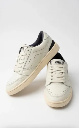 Tênis Vans Court Low Original (Couro Off-White / Detalhes Navy)
