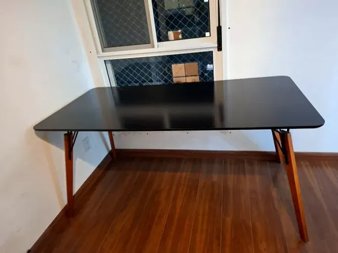 Mesa Tok&Stok Tampo Preto com Pernas de Madeira
