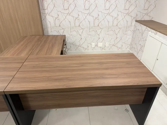 Mesa em L com 1 armário e 3 gavetas novo 