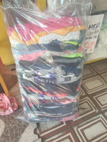 Lotes e fardos de roupas usadas 