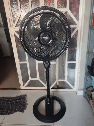 Ventilador de coluna Britânia Turbo.