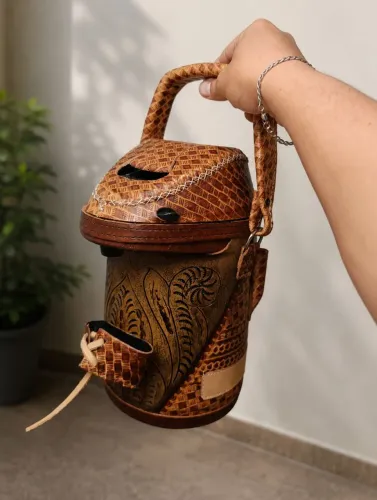 Garrafa térmica couro acompanha copo de tereré serva para chimarrão suporte bomba.