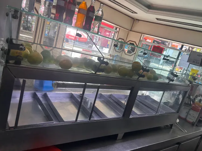 Fruteira e vitrine gelada 