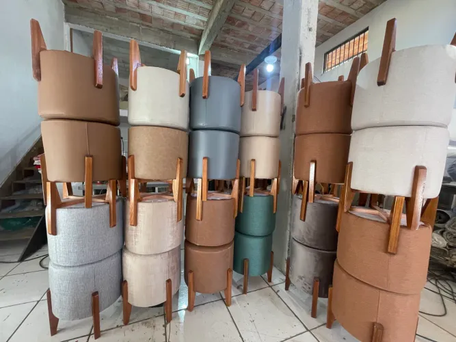 Pulf com pé de madeira 
