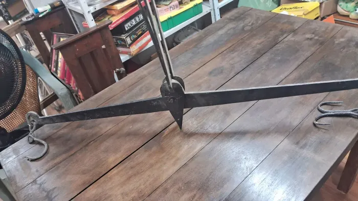 Balança antiga de ferro, provavelmente utilizada em fazendas NAO ENVIAMOS 
