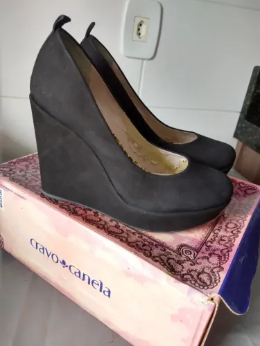 Sapato preto tipo camursa 37 marca cravo e canela