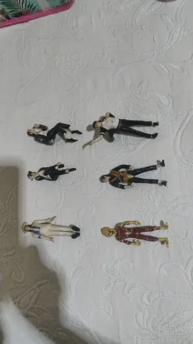 Bonecos variados para colecionadores.