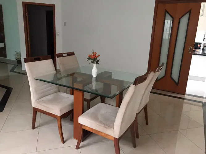 Mesa de jantar - madeira com tampo de vidro e 4 cadeiraa