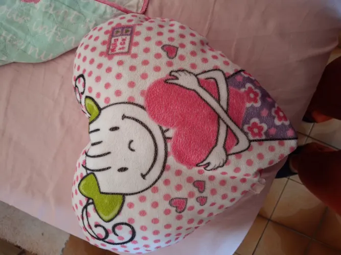 Almofada em formato de coração pelúcia 