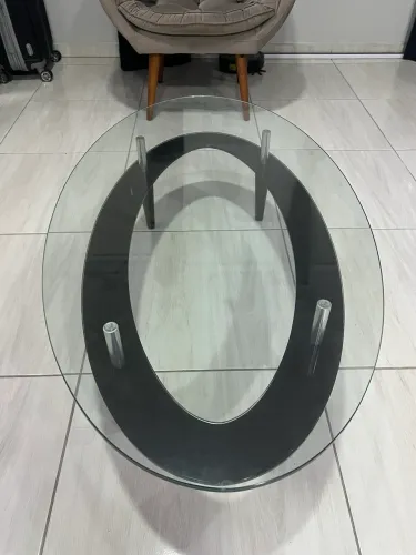 Mesa de Centro Oval de Vidro - Preta