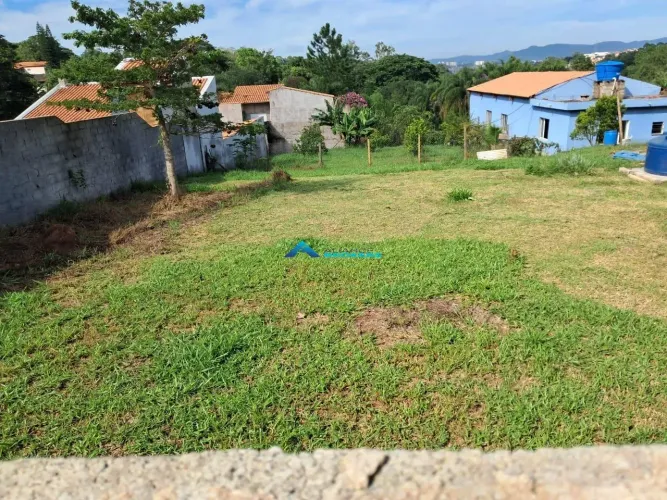 Terreno a venda C/ 800 M², Topografia em declive, Divisa entre Jundiaí / Varzea Paulista.