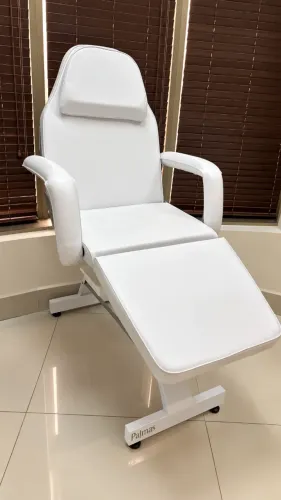 Maca Poltrona Patmos - Salus Brasil | Reclinável, com Abertura Facial e 2 Gavetas