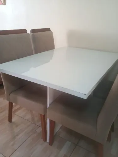 Mesa e cadeiras