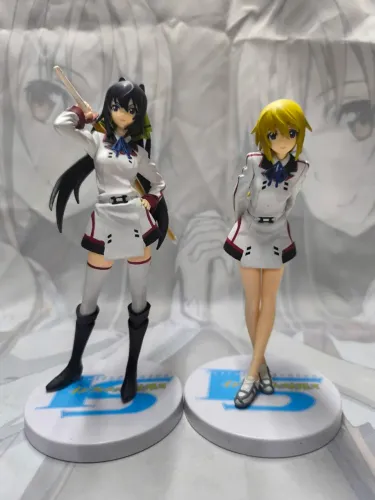 2 figures (Houki e Charlotte)