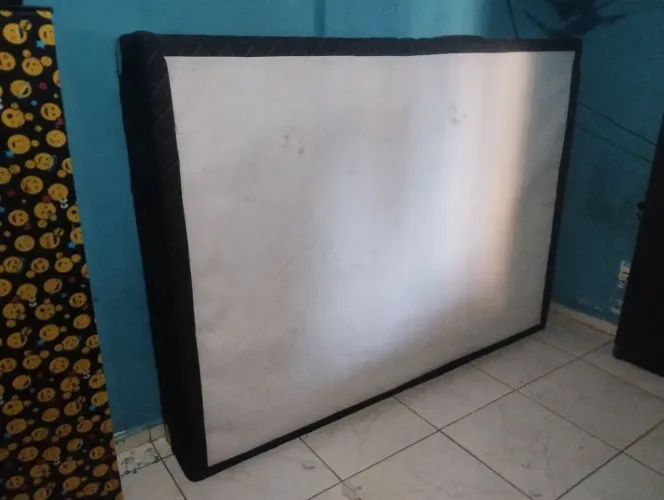 Cama e colchão vendidos separadamente