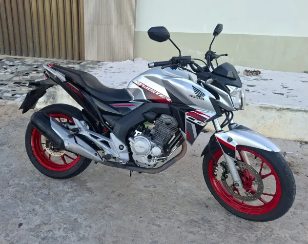 Moto Twister ano 2021 prata