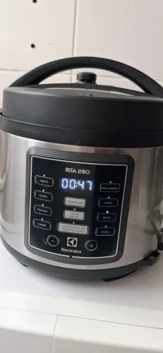 Vendo  panela elétrica 6 litros Nova